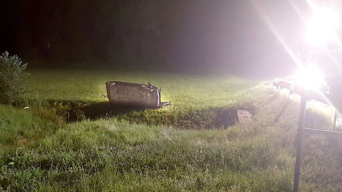 Das Auto blieb neben einer Brücke liegen