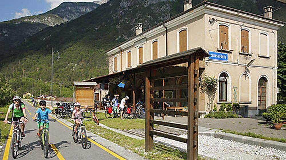 Über Brücken, Tunnels und entlang einer schönen Bahntrasse führt der Alpe-Adria-Radweg durch das wildromantische Kanaltal
