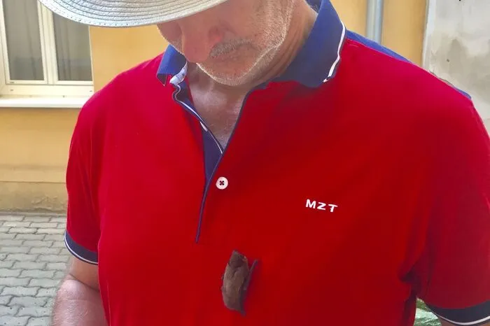 Klaus Krainer, Leiter der Arge-Naturschutz, mit seiner kleinen, pelzigen Patientin.