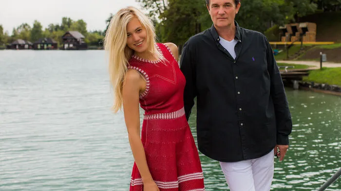 Larissa Marolt mit Vater Heinz auf einem Badesteg ihres Hotelresorts