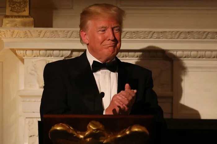 Und wie bei solchen Veranstaltungen üblich, folgt alles einem klaren Protokoll. Das ist in manchen Fälle durchaus löblich, so gibt es weniger individuelle Vorgehensweisen. Fixpunkt: Die Reden von Gastgeber und Ehrengast.  Trump erinnerte in seiner Tischrede an die gemeinsame Geschichte beider Länder und deren Bedeutung für die Demokratie in der Welt. "Gott schütze unsere Allianz", sagte er.