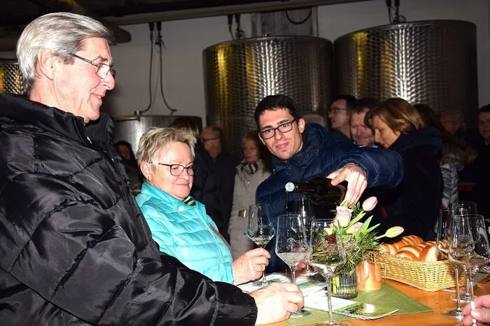 Zehn seiner noch in den Weintanks reifenden Weine stellte Gründl vor - vom Muskateller bis zum Morillon und der gesamten steirischen Weinpalette reichten die Kostproben. Gründl freute sich über die rege Teilnahme. Etwa 50 Weinliebhaber waren zu seiner ersten derartigen Verkostung gekommen. "
