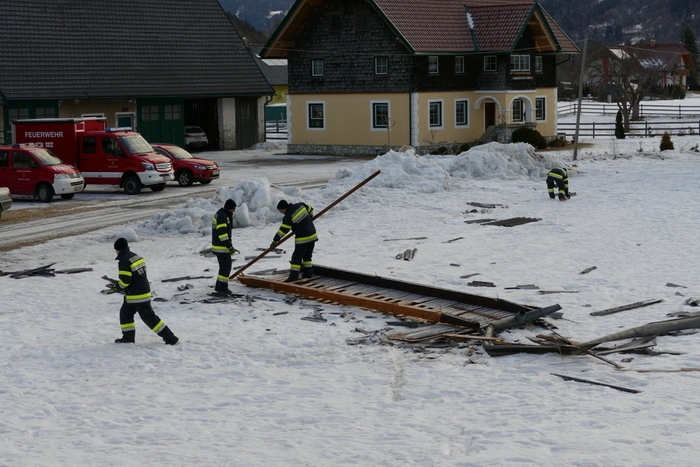 Die FF Oberwölz musste etwa die Gemeindestraßen nach Salchau und Hinterburg frei schneiden, nachdem Bäume auf die Fahrbahn gestürzt waren. 