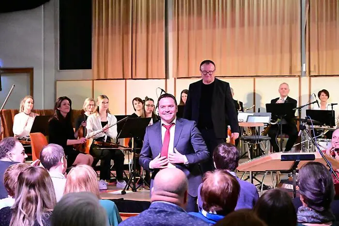 Gesanglich wurden die Musikerinnen und Musiker von Uwe Schmidt, Martin Lindthaler, Mira Bea Wieser und Kolja Radenkovic unterstützt.