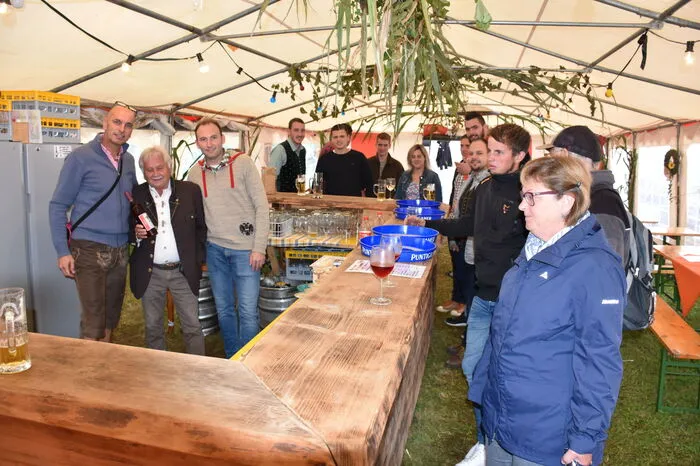 Ebenfalls mit einem Stand vertreten: Der SV Sittersdorf mit Obmann Vladimir Blazej (2. von links) und seinem Team.