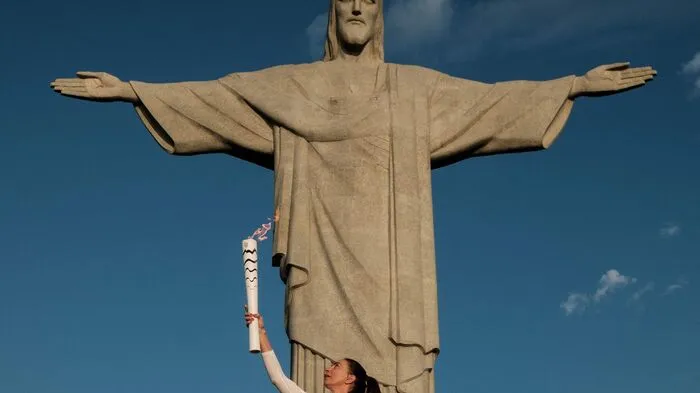 Freitag, 5.8.: Farbenprächtig und ausgelassen, aber auch kritisch und anklagend - das Stimmungsbild der Eröffnungsfeier der XXXI. Olympischen Spiele im Maracana-Stadion von Rio de Janeiro ist gegensätzlich wie das Land. Um 23.27 Uhr Ortszeit (4:27 MESZ) erklärt Interimspräsident Michel Temer die ersten Sommerspiele der Geschichte in Südamerika für eröffnet. Übertönt werden die traditionellen Worte von einem lautstarken Pfeifkonzert, weil sich Brasilien in einer tiefen politischen und wirtschaftlichen Krise befindet. Beim Einmarsch der Athleten ist Tischtennis-Spielerin Liu Jia Fahnenträgerin der österreichischen Delegation mit insgesamt 71 Olympia-Teilnehmern. Noch am Eröffnungstag ist nicht klar, wie viele russische Athleten an den Spielen teilnehmen können, nachdem systematisches Doping in Russland aufgedeckt worden ist. Als erste ÖOC-Sportlerin ist Bogenschützin Laurence Baldauff in der Qualifikation für die Setzliste im Einsatz und belegt Rang 41.