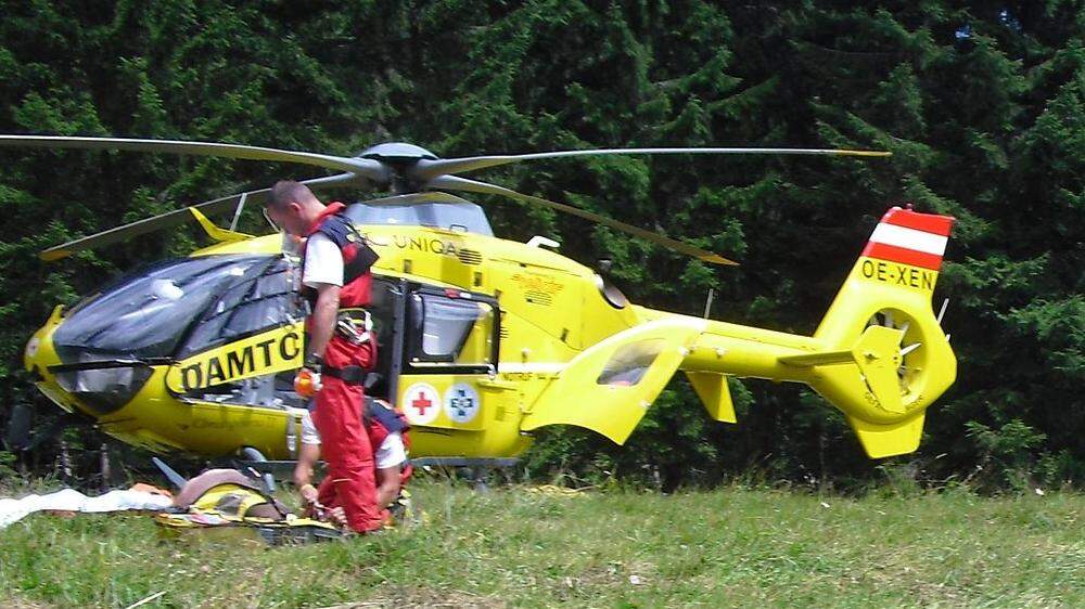Christophorus 11, der Notarzthubschrauber des ÖAMTC, brachte den Verletzten ins Klinikum Klagenfurt