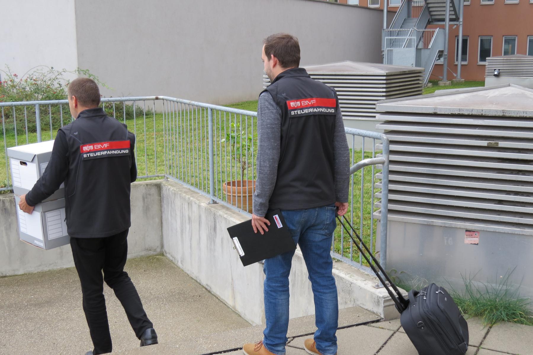 Stevardi so pri trgovanju z luksuznimi avtomobili utajili milijon evrov davkov