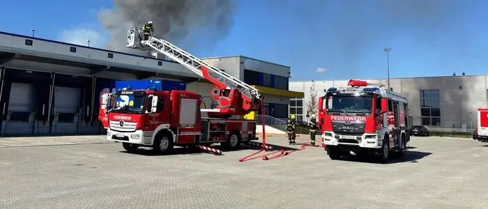 Feuer am Dach in einem Auslieferungslager in Kalsdorf: Die Freiwillige Feuerwehr Feldkirchen unterstützte die Kalsdorfer Floriani