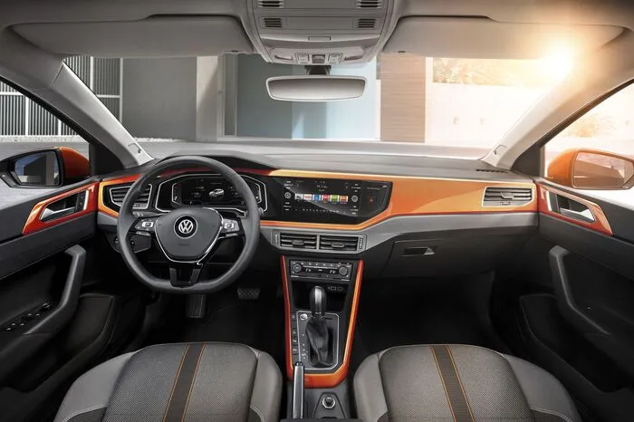 Parallel bekommt der Polo die neueste Infotainment-Generation mit Display-Größen von 6,5 bis 8,0 Zoll, die glasüberbaut sind. Das Cockpit ist klar strukturiert, um die digitalen Anzeige- und Bedienelemente auf einer Sichtachse möglichst hoch und damit optimal für den Fahrer einsehbar zu platzieren. Um wann immer man will online zu sein, stehen die Applikationen „App-Connect‘‘ (integriert Android- bzw. Apple-Smartphones-Apps über „MirrorLink“, „Android Auto“ oder „Apple CarPlay‘‘) und „Guide &amp; Inform‘‘ (verschiedenste Online-Dienste) zur Verfügung.