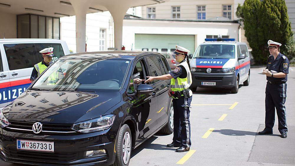 Polizeischüler beim Trainieren für Straßenkontrollen. Nicht im Bild: Der Polizei-Mercedes G, mit dem das BMI um Rekruten geworben hatte. Den setzt die Polizei nämlich gar nicht ein.