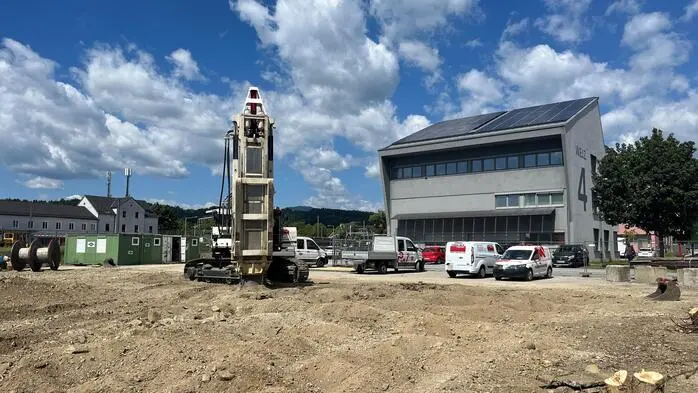 Ein neun Tonnen schweres Gerät ist gerade auf der neuen Baustelle beim Innovationszentrum Weiz zu Gange