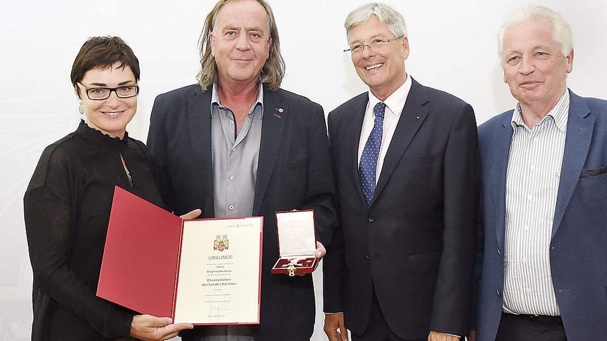 Künstler Siegfried Kulterer in Begleitung von Rudens Bürgermeistger Rudolf Skorjanz bei der Verleihung mit Beate Prettner und Peter Kaiser