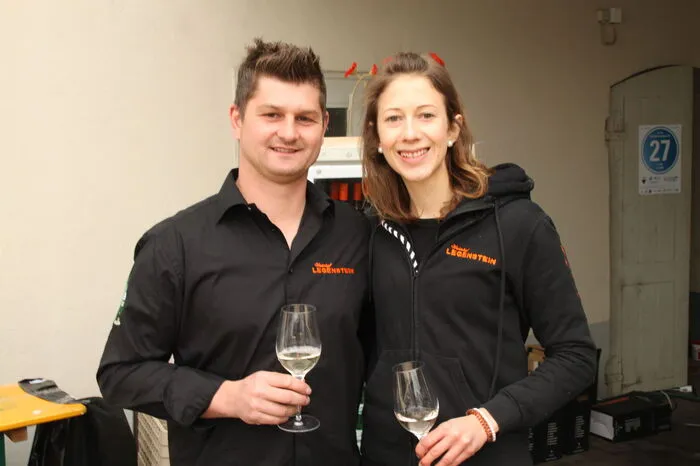 Dass beim Markt niemand durstig bleiben musste, stellten Stefan Legenstein und Elisabeth Unger sicher. Weinhof Legenstein versorgte alle Besucher mit regionalen Weinspezialitäten. 