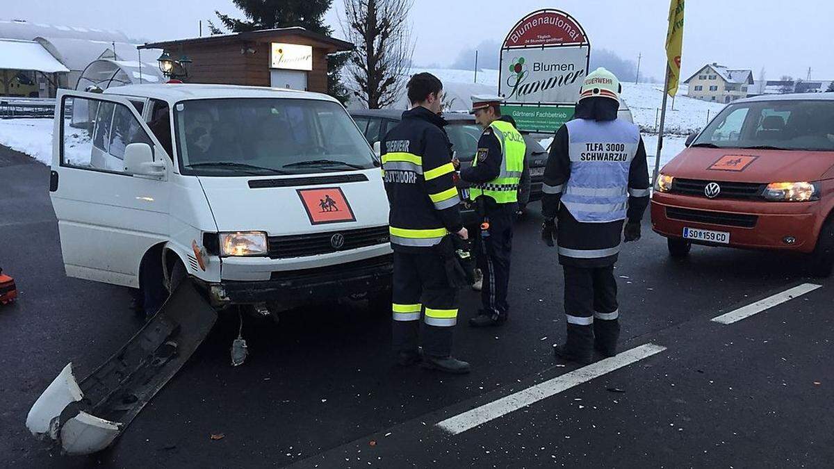 Der beschädigte Schülerbus (weiß) an der Unfallstelle