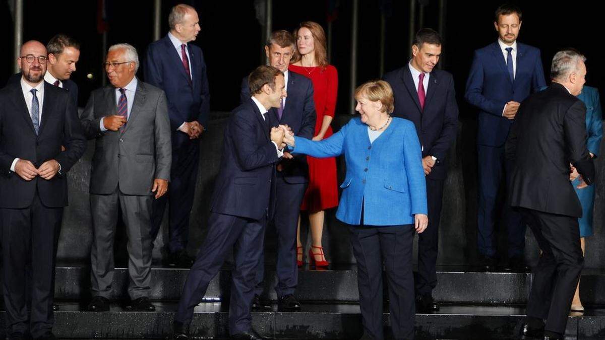 Begrüßung zwischen Merkel und Macron beim Gipfel in Brdo