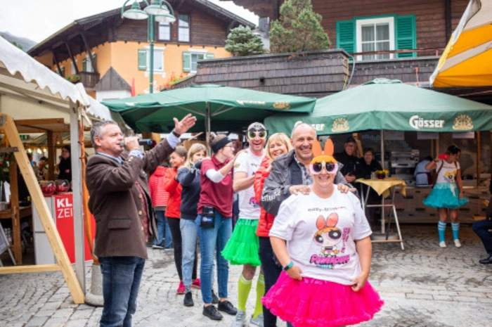 Kimberley Hargreaves aus Manchester konnte die Gäste für eine Polonaise begeistern. Sie sammelt dafür Punkte für ihre Charitytour gegen Jungend-Krebs, die sie quer durch Europa führt.