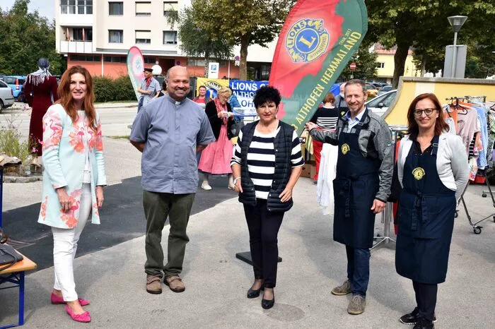 Lionspräsidentin Wilma Warmuth (Bildmitte) und ihre beiden Vizepräsidenten Helmut Wachernig und Ingrid Galli konnten u.a. auch Bezirkshauptfrau Claudia Egger-Grillitsch und Dechant Lawrence Pinto begrüßen