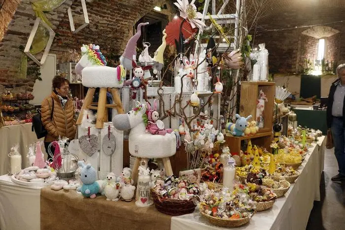 Im Schlosshof finden die Besucher eine Gartenausstellung sowie eine Vielfalt an Dekoideen, Kunsthandwerk wie bunte Keramik und wunderschöne Metallarbeiten.
