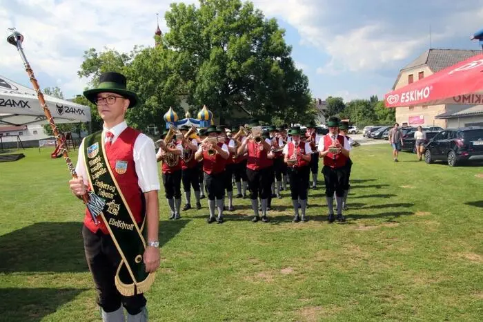 Nach einem Festgottesdienst, welchen Vikar Ioan Ioua zelebrierte, wurde eine feierliche Prozession durch den Ort angehalten, bei der um den Segen für die Bewohner und die Ernte gebetet wurde. Musikalisch begleitet wurde die Prozession von der Marktmusikkapelle Erzherzog Johann Edelschrott. 