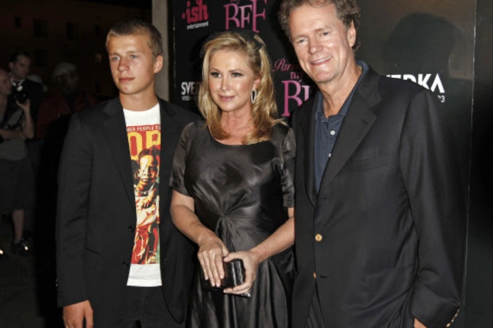 Ihre Eltern sind Kathy und Rick Hilton. Hier im Bild mit Paris' jüngeren Bruder Barron. 