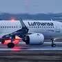 Eine Lufthansa-Maschine in Frankfurt | Die Pilotengewerkschaft rief zu einem ganztägigen Streik auf