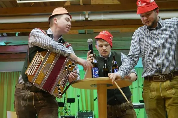 Drei Mitglieder der Landjugend unterhielten die Ballbesucherinnen und -besucher bei der Mitternachtseinlage mit einem lustigen Sketch.