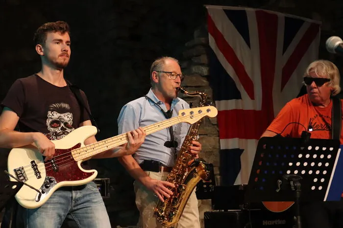 Mit der legendären Musik der 60er-, 70er- und 80er-Jahre sorgten die Musiker für beste Stimmung beim Publikum. Von Jung bis Alt waren alle Altersgruppen vertreten und ließen sich von der Musik mitreißen.