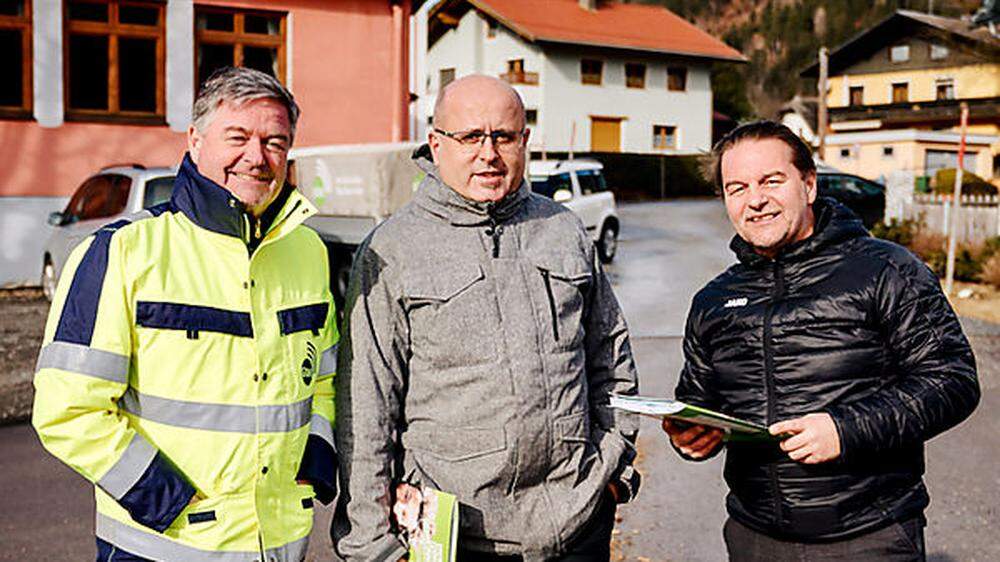 Klaus Bergmann, Chef der Glasfasernetz Kärnten GmbH (GNK), Bürgermeister Johannes Lenzhofer und GNK-Mitarbeiter Horst Schöffmann