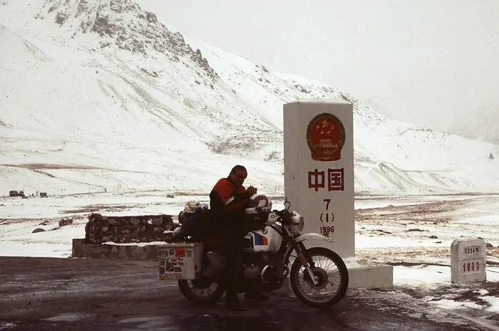 Mit der Maschin um die Welt: Bei seiner zweiten Weltreise war Martin Lederer 120.000 Kilometer unterwegs und legte damit ein Drittel der Enfernung zwischen Erde und Mond zurück. Auf dem Foto hat Lederer gerade am Karakorum-Highway die Grenze zu China zurückgelegt.