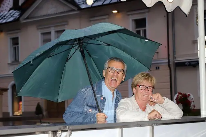 Hatten auch im Regen ihren Spaß Richard & Christine Ebner.