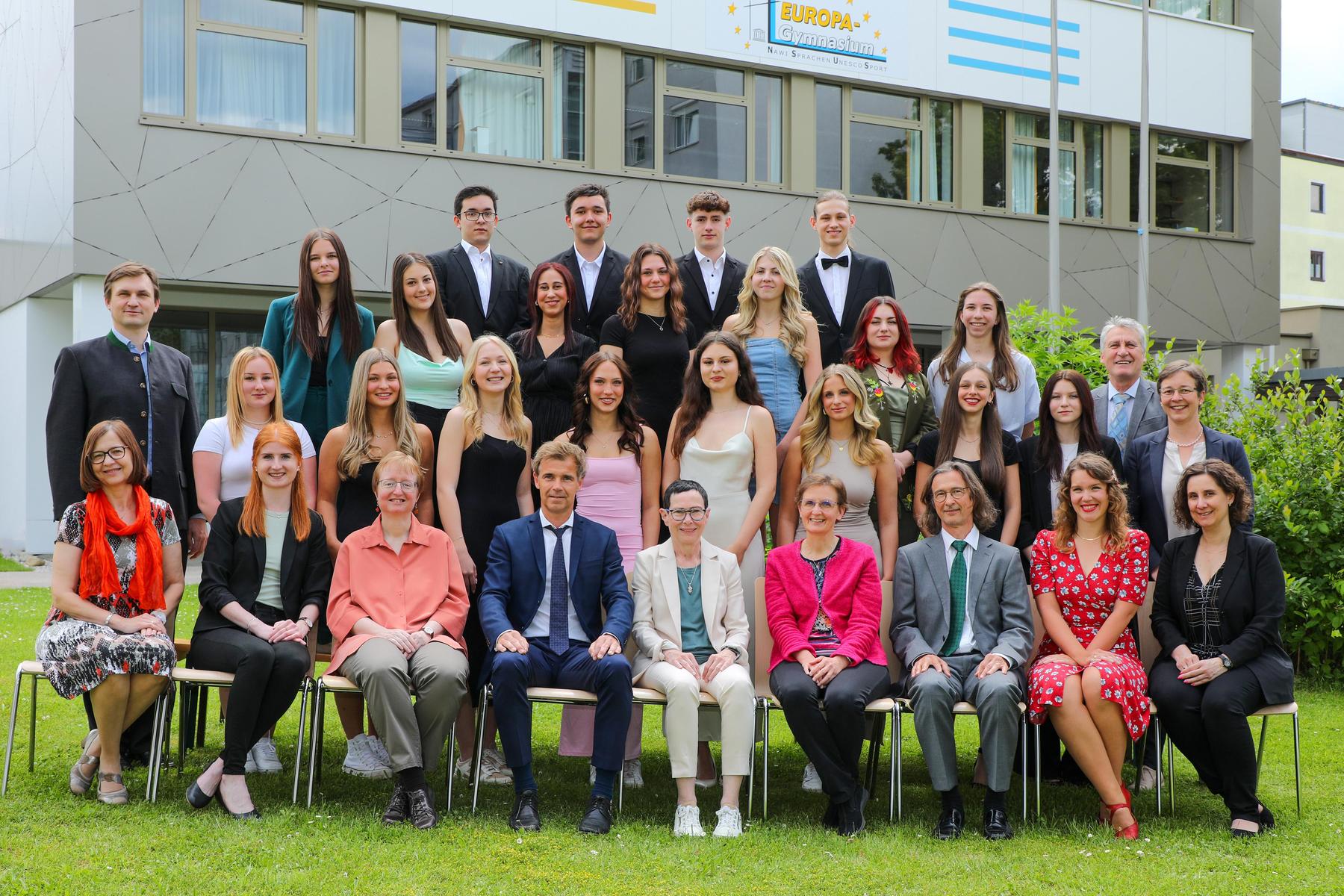 Europagymnasium Leoben: 16 Maturantinnen und Maturanten haben die Reifeprüfung erfolgreich absolviert
