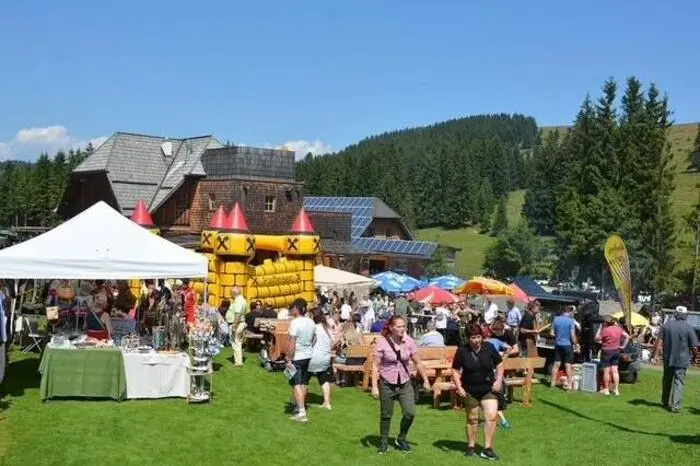 Für Abwechslung bei Groß und Klein sorgten Glückshafen und Hupfburg.