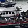Migranten werden in der südenglischen Stadt Dover von der britischen Grenzbehörde an Land begleitet. Wenn es nach der britischen Regierung geht, könnten sie aber schon bald wieder auf einem Schiff sein