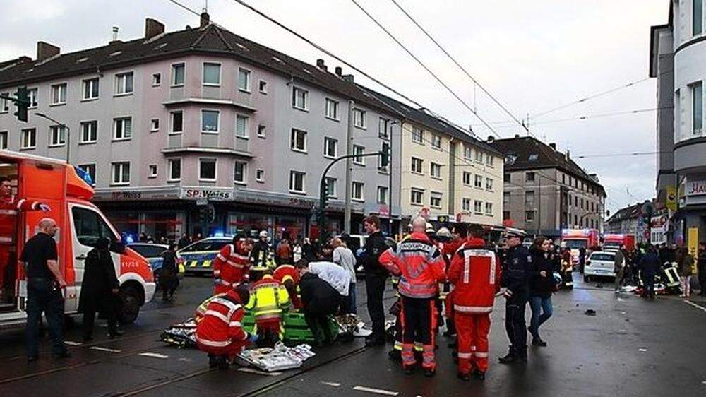 Die Situation vor Ort in früher Phase, die Schwerverletzten werden zunächst auf der Straße versorgt. Kurz darauf erfolgte der Transport in umliegende Kliniken  