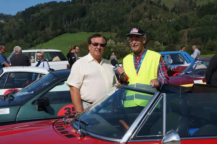 Moderator Roland Kocher aus Weißkirchen mit Oldtimerfan Robert Katai aus Bad St. Leonhard.