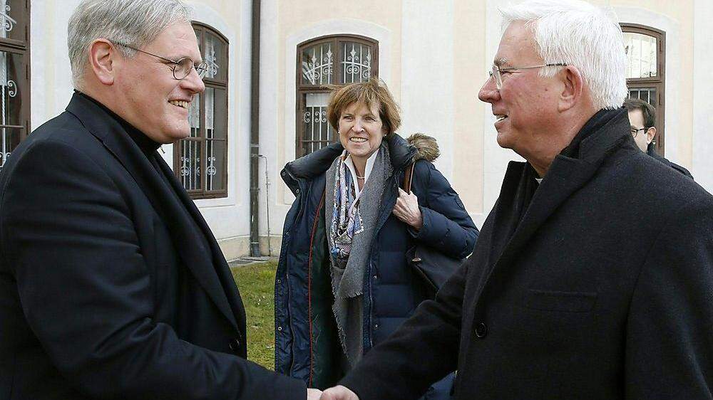 Wirklich entspannt scheint das Verhältnis zwischen Ordinariatskanzler Jakob Ibounig (links) und Erzbischof Franz Lackner derzeit nicht