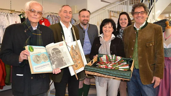 Herbert Bayer, Bürgermeister Karl Pack, Willibald Klampfl, Theresia Thaller, Barbara Stumpf und Martin Pack (von links) 