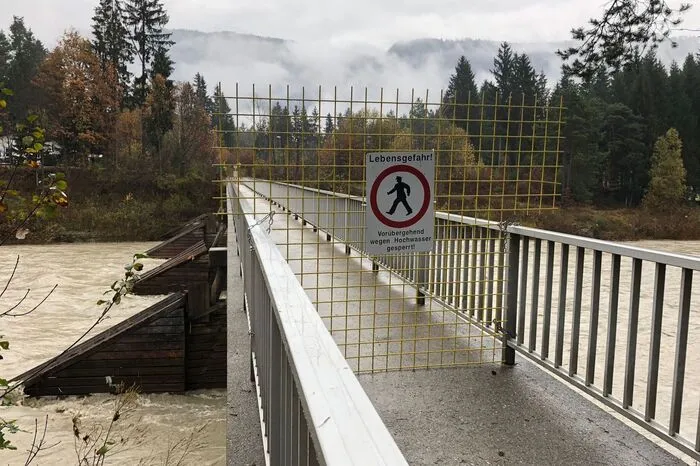 In Erlendorf ist die Fußgängerbrücke wegen Lebensgefahr gesperrt.