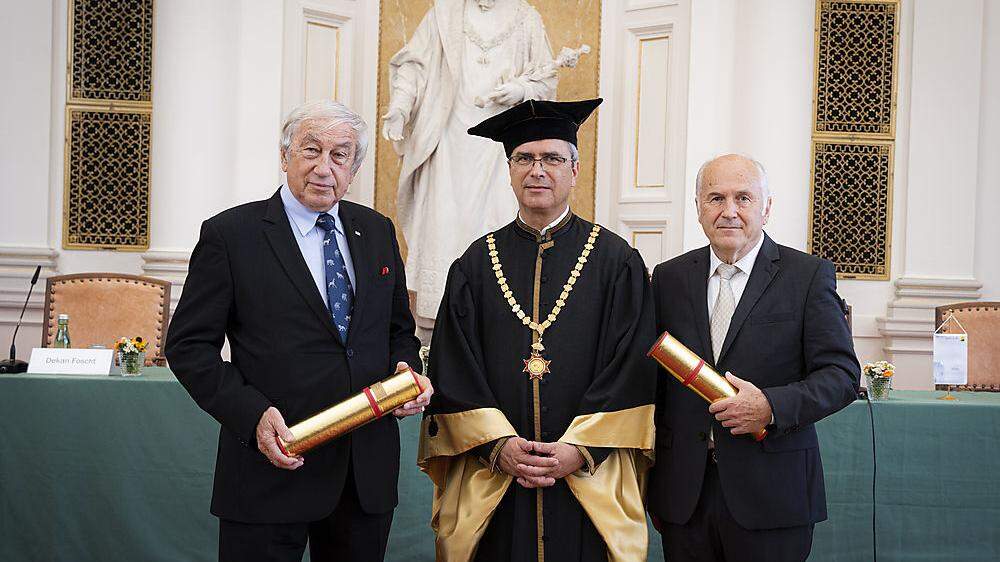 Goldenen Doktordiplom für Professor Gerald Schöpfer (links) und den Diplomaten Valentin Inzko im Beisein von Uni-Rektor Peter Riedler (Mitte)