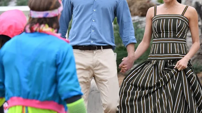 Barfuß und locker gekleidet - und wie immer Hand in Hand - haben der britische Prinz Harry und seine Frau Meghan bei ihrer Pazifik-Reise den berühmten Strand Bondi Beach in Sydney besucht.