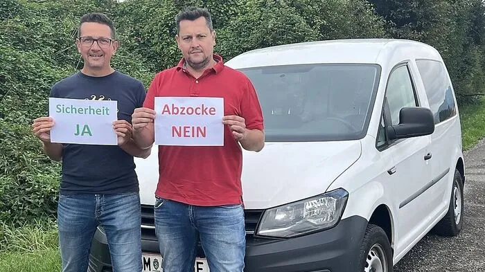Markus Dirschlmayr und Seppi Adam vor dem Radar-Caddy