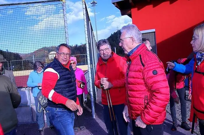 Auch die beiden Alt-Bürgermeister Engelbert Köppel und Franz Schriebl waren mit von der Partie. Start und Ziel war die Jugend- und Freizeitanlage, wo die Wanderer mit einer kräftigen Jause und Getränken nach der Tour gestärkt wurden.