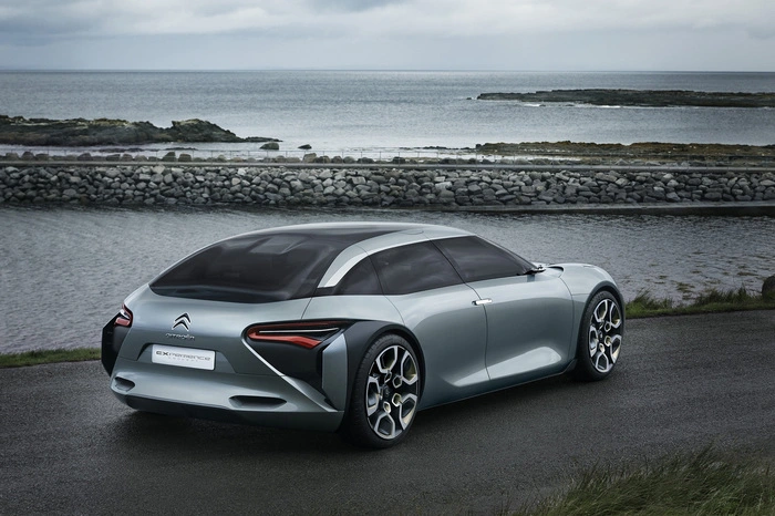 Aber weil man mit gut ausschauen alleine heutzutage nicht mehr weit kommt, hat der Citroën natürlich auch ein paar technische Leckerbissen an Bord. Einen Plug-in-Hybrid-Antrieb, um genau zu sein: Der Verbrenner bietet eine Leistung von 150 bis 200 PS, der Elektromotor liefert bis zu 109 PS zusätzlicher Leistung – die Systemleistung beträgt bis zu 300 PS. In der Stadt fährt der Citroën bis zu 60 Kilometer weit rein elektrisch, spätestens auf der Autobahn übernimmt der Verbrennungsmotor. Das Showcar ist mit einer 13-kWh-Batterie ausgestattet. Die Ladezeit beträgt viereinhalb Stunden an einer herkömmlichen Ladestation oder weniger als zweieinhalb Stunden an einer Schnellladestation mit 6,6 kW Ladeleistung und 32-Ampere-Anschluss.