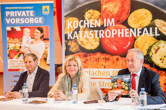 Bildungsdirektor Rudi Altersberger, Klagenfurter Bürgermeisterin Maria-Luise Mathiaschitz und Zivilschutzverband-Präsident Rudolf Schober (von links) präsentierten das Kochbuch