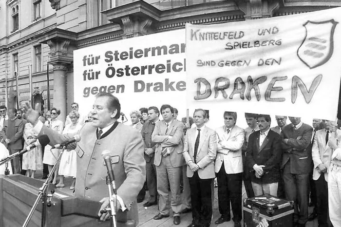 Der steirische Landeshauptmann Josef Krainer jun. macht gegen die Stationierung der Draken in der Steiermark mobil. Ein Volksbegehren wird gestartet. Es droht sogar eine Spaltung der ÖVP.