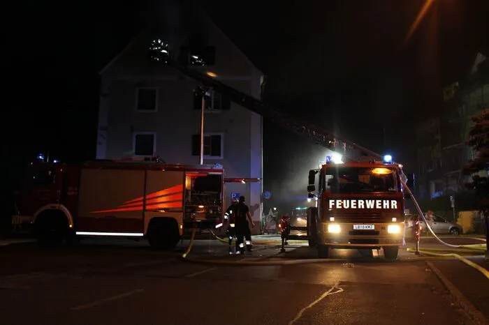 Nachdem der Mann das Feuer gelegt hatte, soll er seiner Freundin gedroht haben, er werde sich umbringen - und verletzte sich mit einem Messer am Oberschenkel.