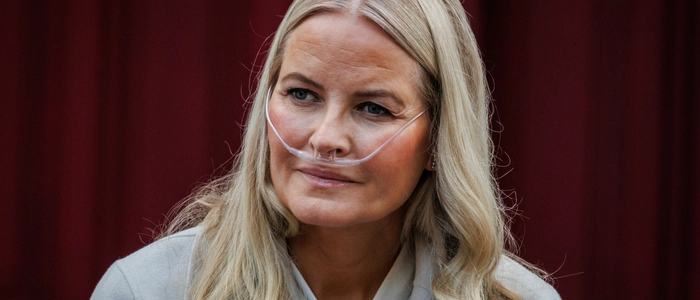 Während der letzten Wochen ist die Kronprinzessin Mette-Marit immer wieder mit Sauerstoffgerät aufgetreten. Anfang Juni wurde verlautbart, dass sich ihr Zustand so weit verschlechtert hatte, dass eine Lungentransplantation notwendig wurde.