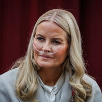 Während der letzten Wochen ist die Kronprinzessin Mette-Marit immer wieder mit Sauerstoffgerät aufgetreten. Anfang Juni wurde verlautbart, dass sich ihr Zustand so weit verschlechtert hatte, dass eine Lungentransplantation notwendig wurde.