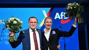 ABD0195_20250223 - BERLIN - DEUTSCHLAND: 23.02.2025, Berlin: Alice Weidel, Bundesvorsitzende und Kanzlerkandidatin der AfD, und Tino Chrupalla, AfD-Bundesvorsitzender, stehen bei der Wahlparty der AFD in der AfD Bundesgeschäftsstelle auf der Bühne. Am Sonntag fand die vorgezogene Wahl zum 21. Deutschen Bundestag statt. Foto: Sören Stache/dpa-Pool/dpa +++ dpa-Bildfunk +++. - FOTO: APA/dpa-Pool/Sören Stache